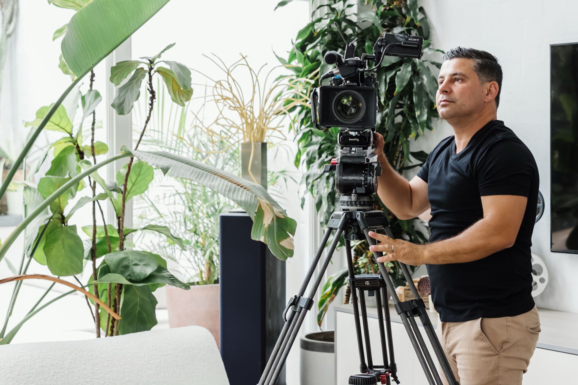 Oscar Vieira behind the camera on a Zarco Creative shoot