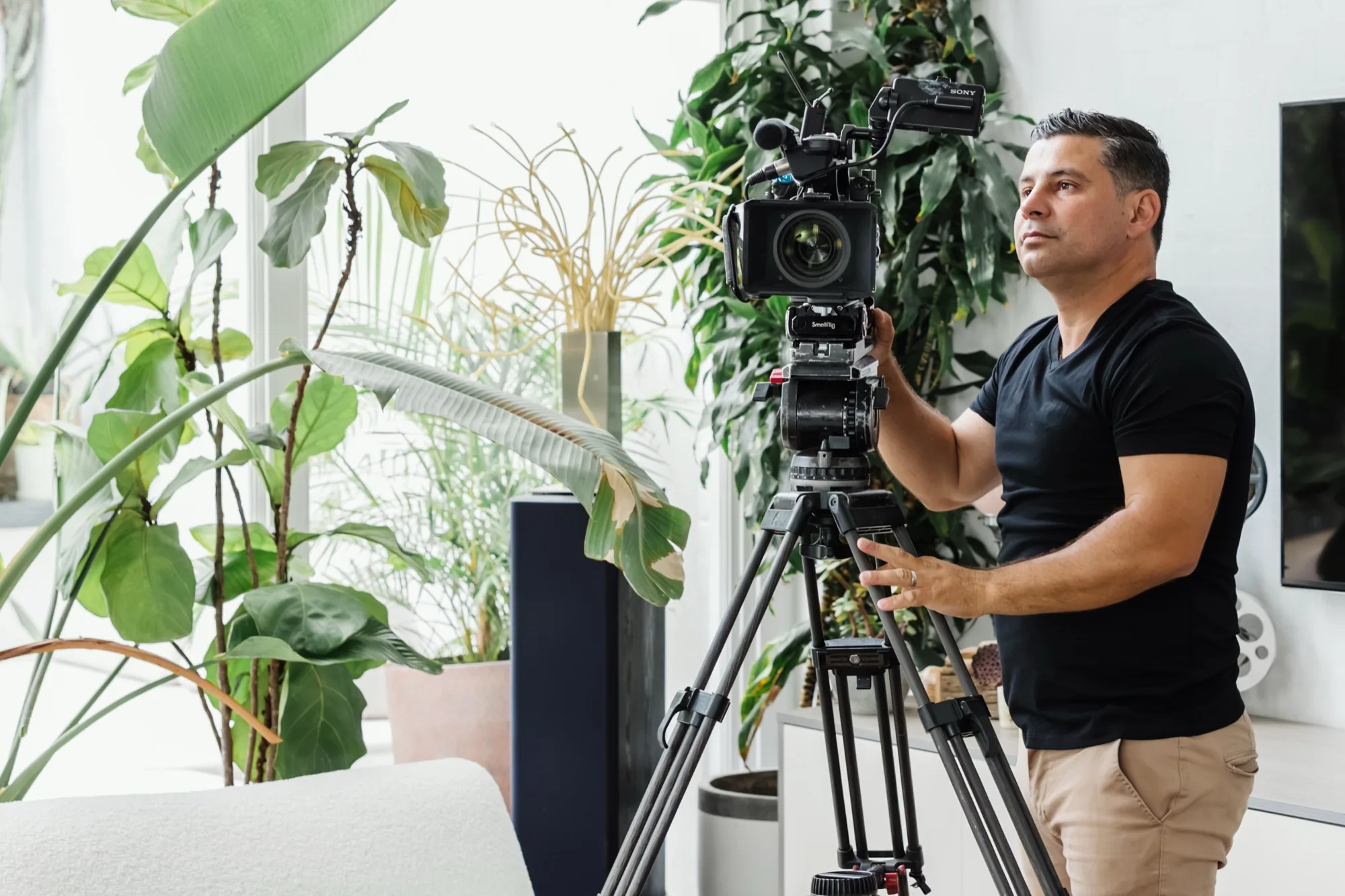 Oscar Vieira behind the camera on a Zarco Creative shoot